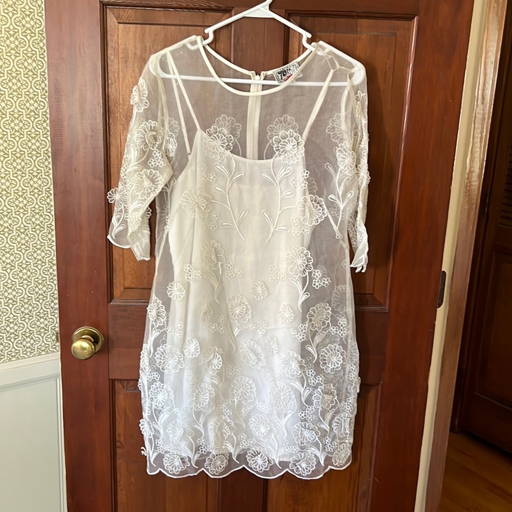Baraschi ivory flower appliqué dress Sz 4